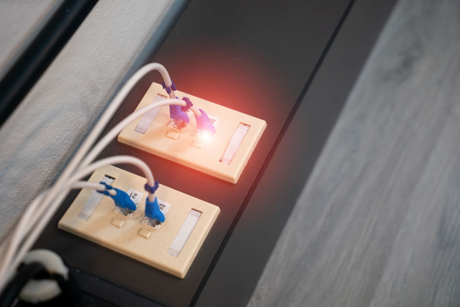 Zbliżenie na porty Ethernet z kablami i świecącymi diodami LED